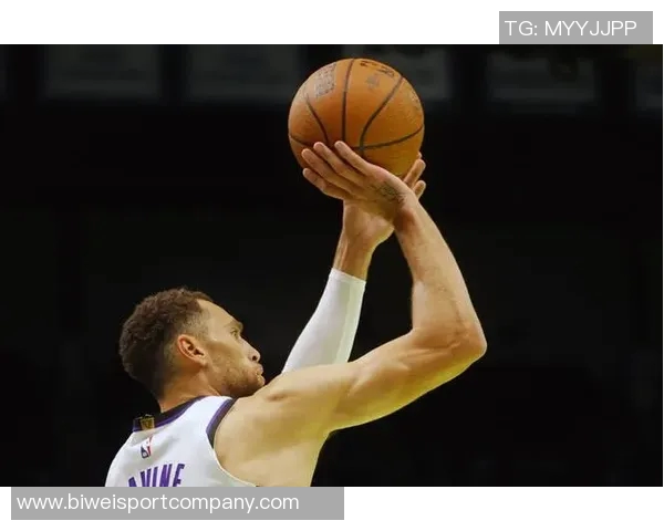 拉文第9次砍下40分以上并命中8记三分创历史新高仅次于水花兄弟与表演者